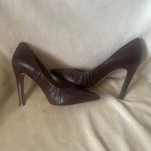 EUC Vince Camuto "Rachel" Brown Leather Ruched Pump Size 7